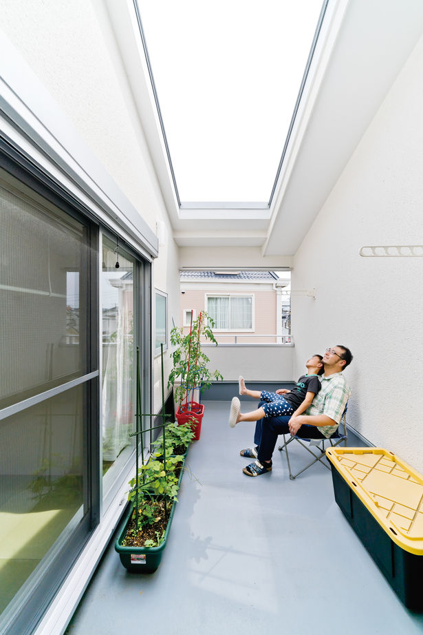 一級建築士事務所　上野工務店 【豊中市／1000万円台／約30坪】光が差し込むLDKとバルコニーから星空を眺める、開放感溢れる家の建築実例画像4