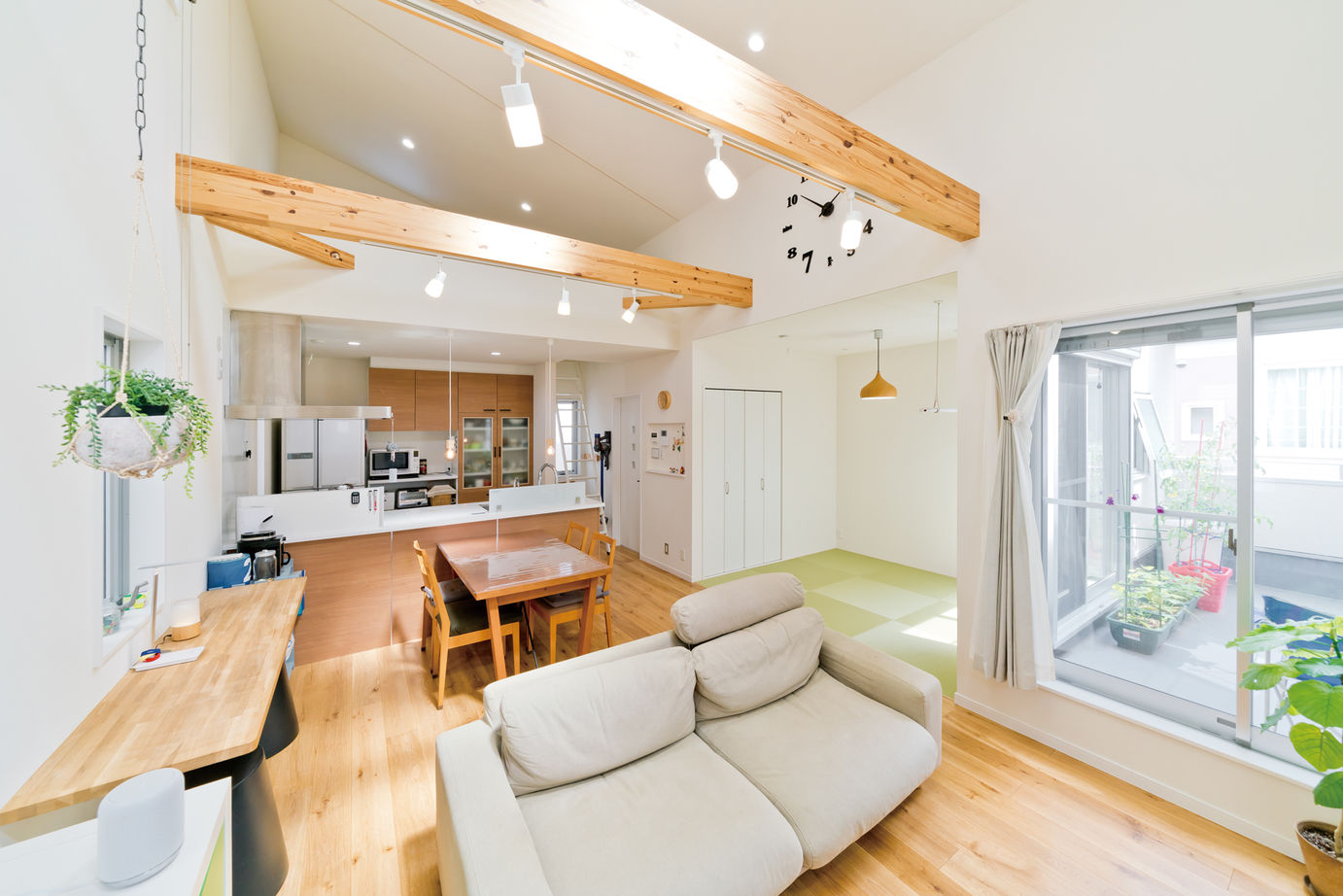 一級建築士事務所　上野工務店 【豊中市／1000万円台／約30坪】光が差し込むLDKとバルコニーから星空を眺める、開放感溢れる家の建築実例画像7