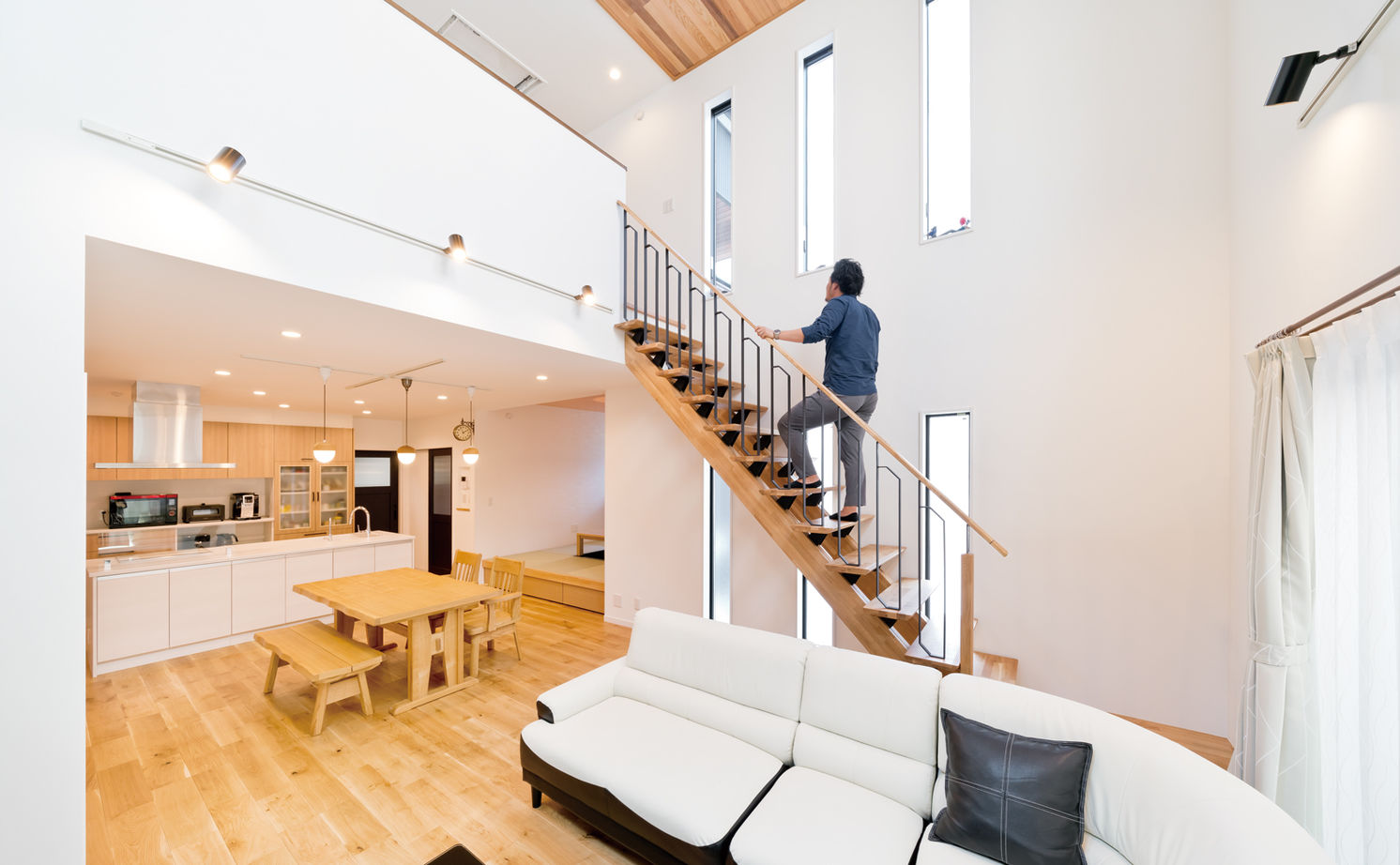 一級建築士事務所　上野工務店 【2500万円～3000万円台・延床面積約30坪台・寝屋川市】驚くほど開放的で明るい！暮らしに寄り添った住まいの建築実例画像2