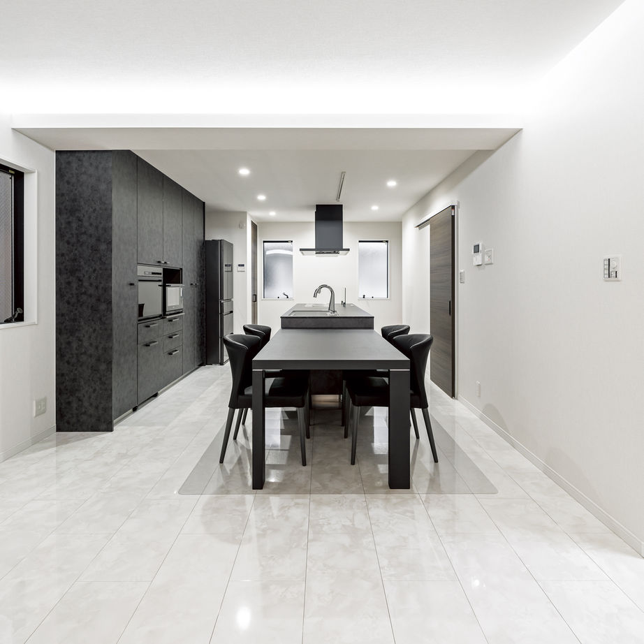 一級建築士事務所　上野工務店 【大阪府／約30坪／3階建て】モノトーンをベースに清潔感と自然光あふれる大空間LDKのある3階建ての建築実例画像3