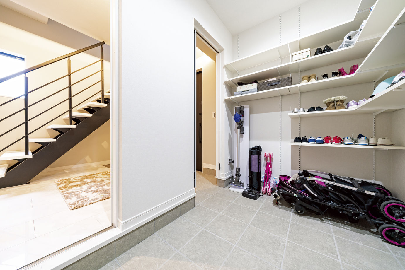 一級建築士事務所　上野工務店 【大阪府／約30坪／3階建て】モノトーンをベースに清潔感と自然光あふれる大空間LDKのある3階建ての建築実例画像5