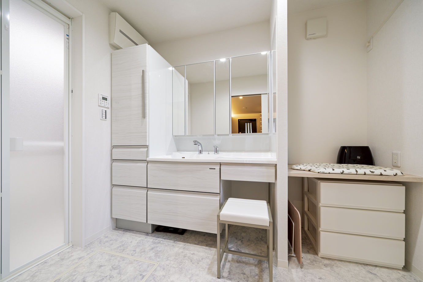 一級建築士事務所　上野工務店 【大阪府／約30坪／3階建て】モノトーンをベースに清潔感と自然光あふれる大空間LDKのある3階建ての建築実例画像6