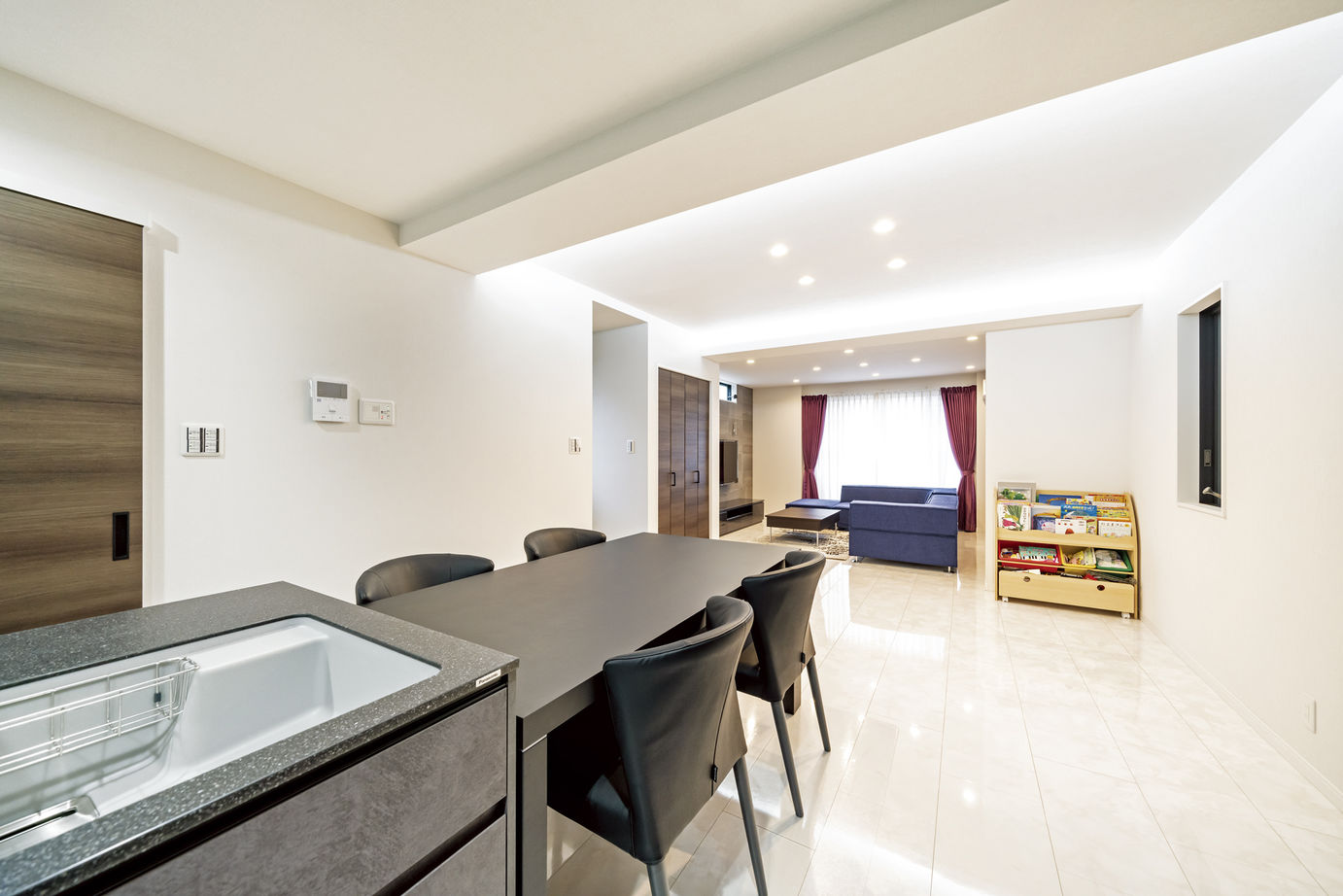 一級建築士事務所　上野工務店 【大阪府／約30坪／3階建て】モノトーンをベースに清潔感と自然光あふれる大空間LDKのある3階建ての建築実例画像7