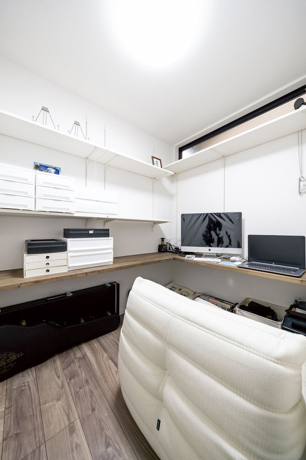 一級建築士事務所　上野工務店 【大阪府／約30坪／3階建て】モノトーンをベースに清潔感と自然光あふれる大空間LDKのある3階建ての建築実例画像8