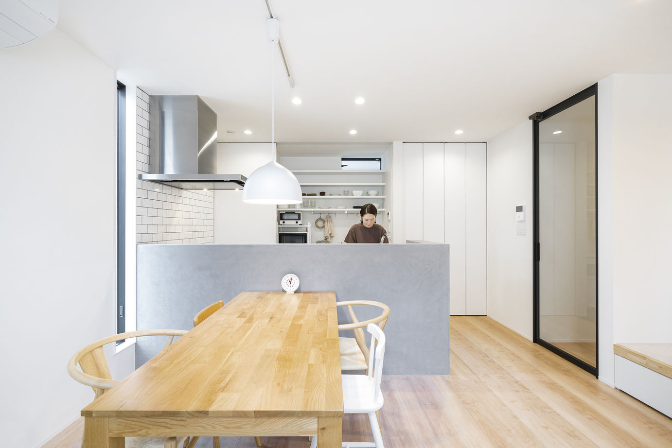 一級建築士事務所　上野工務店 【茨木市・間取り図あり・収納工夫】モールテックスのキッチンが主役の家の建築実例画像2