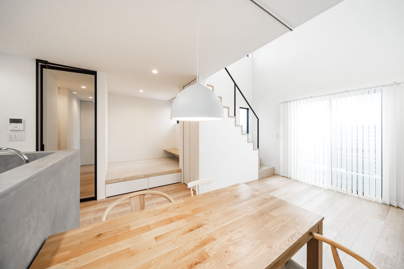 一級建築士事務所　上野工務店 【茨木市・間取り図あり・収納工夫】モールテックスのキッチンが主役の家の建築実例画像8