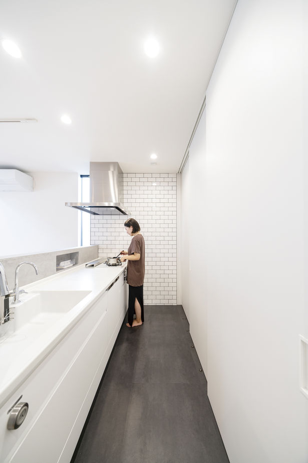 一級建築士事務所　上野工務店 【茨木市・間取り図あり・収納工夫】モールテックスのキッチンが主役の家の建築実例画像9