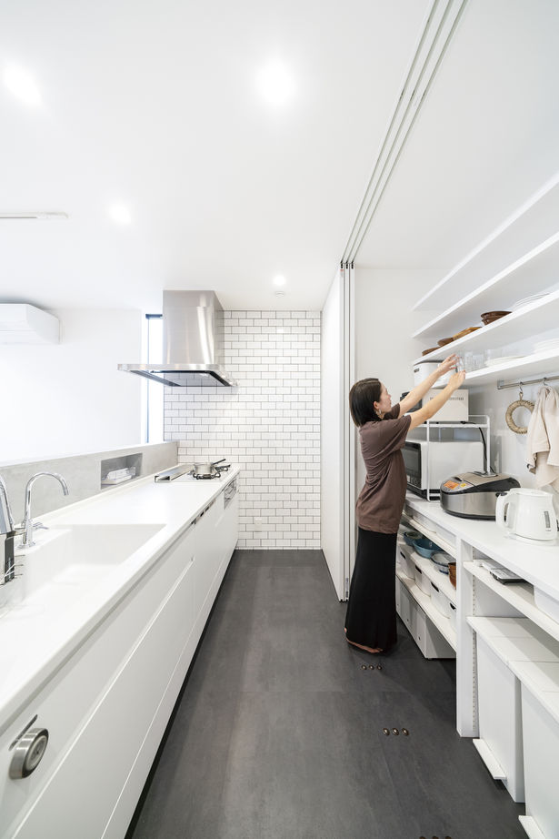 一級建築士事務所　上野工務店 【茨木市・間取り図あり・収納工夫】モールテックスのキッチンが主役の家の建築実例画像10