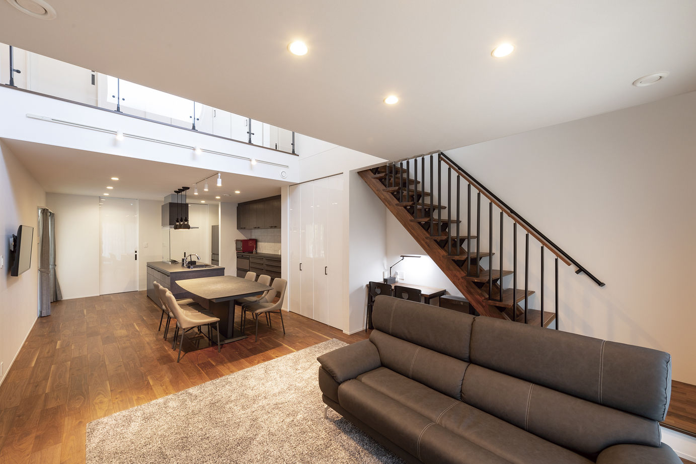 一級建築士事務所　上野工務店 【豊中市・間取り図あり】タイルの外壁で高級感を、吹き抜けで開放感を！の建築実例画像2