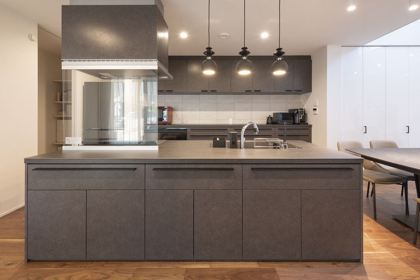 一級建築士事務所　上野工務店 【豊中市・間取り図あり】タイルの外壁で高級感を、吹き抜けで開放感を！の建築実例画像3