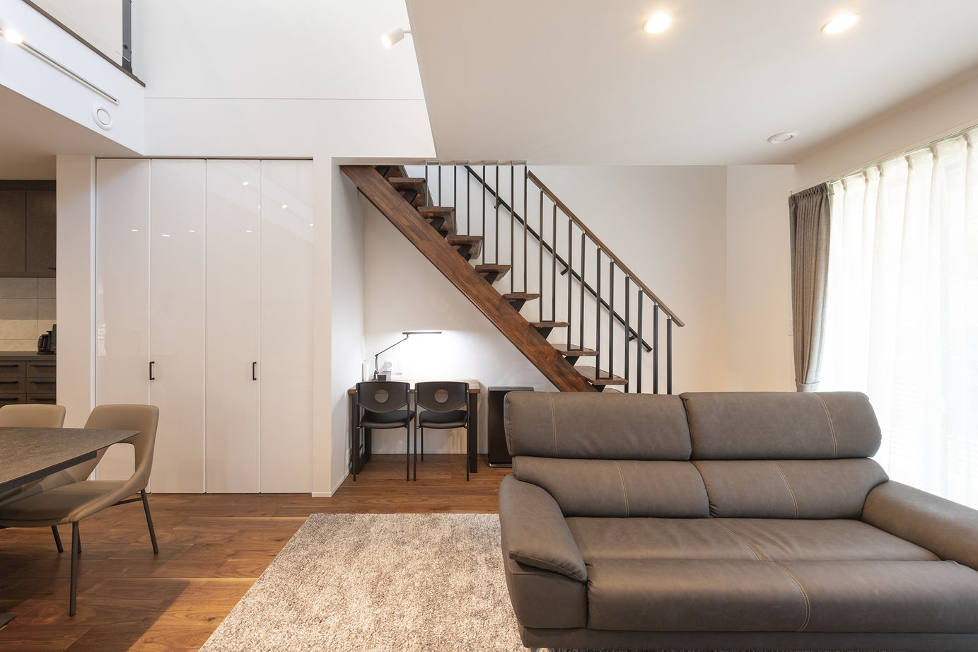 一級建築士事務所　上野工務店 【豊中市・間取り図あり】タイルの外壁で高級感を、吹き抜けで開放感を！の建築実例画像4