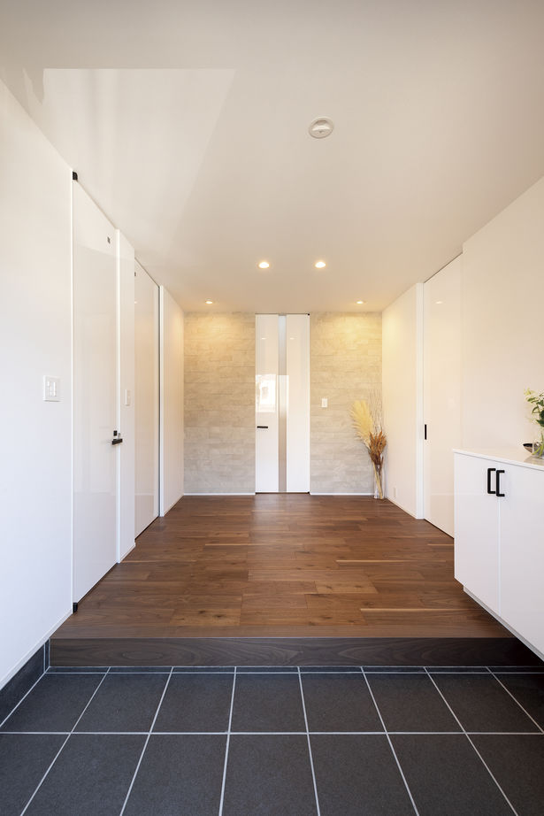 一級建築士事務所　上野工務店 【豊中市・間取り図あり】タイルの外壁で高級感を、吹き抜けで開放感を！の建築実例画像5