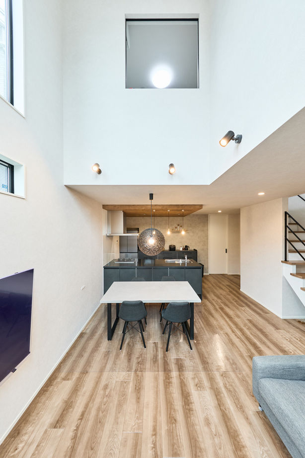 一級建築士事務所　上野工務店 【2000万円台／約33坪／間取り有】 吹抜けのあるLDKも2階フリールームも大空間！家族の気配を感じる家の建築実例画像3