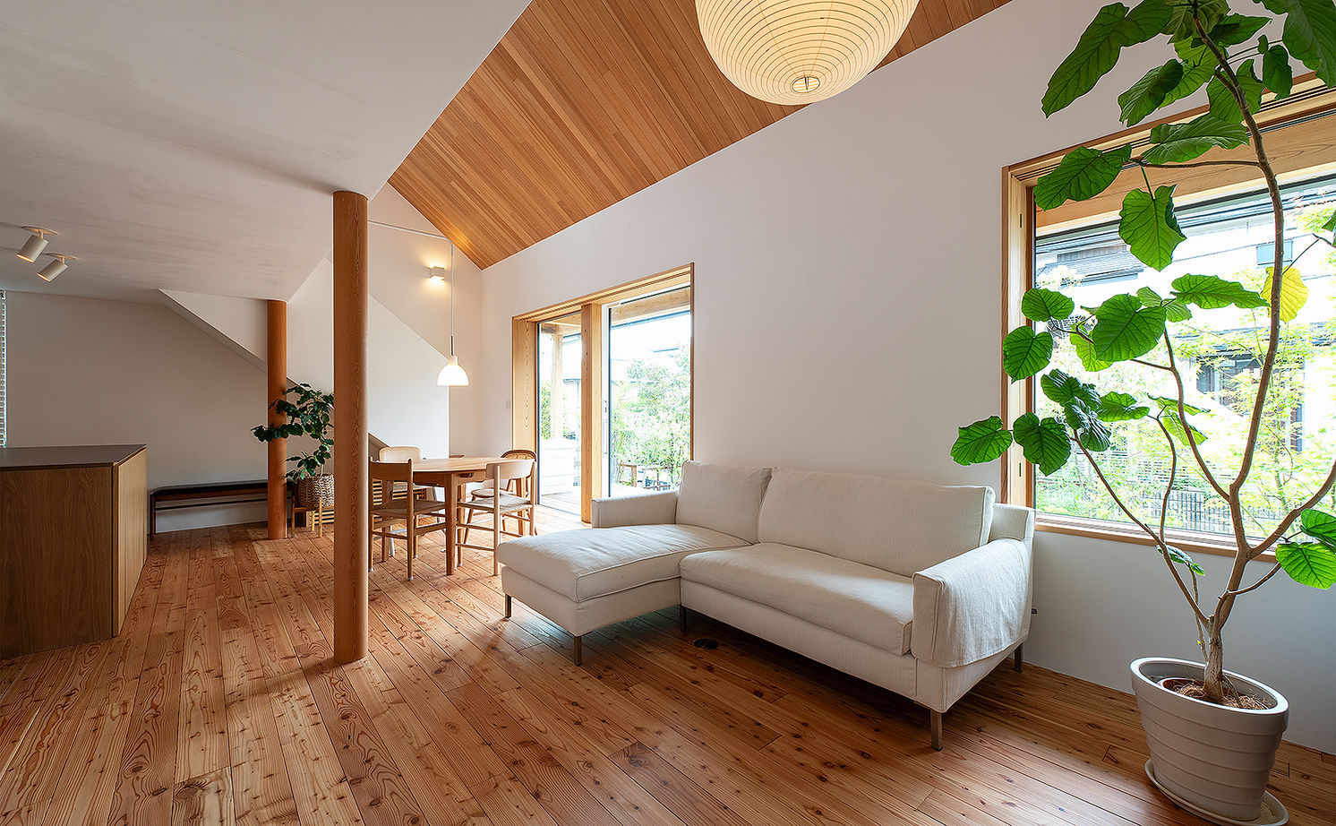 オモシロ設計集団　ecomo（エコモ） 【4000万円～｜ジャパンディ｜間取り】すべての窓から緑が見える、居心地のよい家族の棲家の建築実例画像2