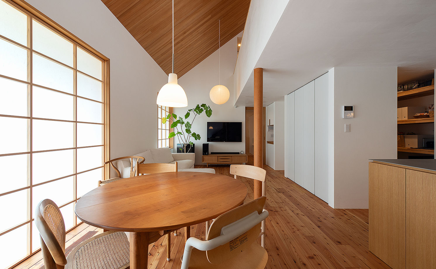 オモシロ設計集団　ecomo（エコモ） 【4000万円～｜ジャパンディ｜間取り】すべての窓から緑が見える、居心地のよい家族の棲家の建築実例画像5