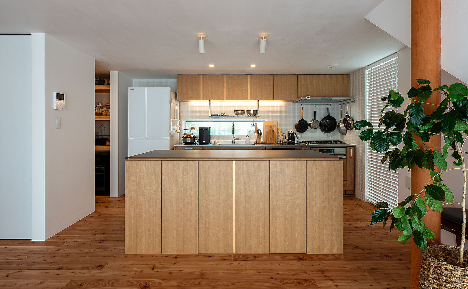 オモシロ設計集団　ecomo（エコモ） 【4000万円～｜ジャパンディ｜間取り】すべての窓から緑が見える、居心地のよい家族の棲家の建築実例画像7