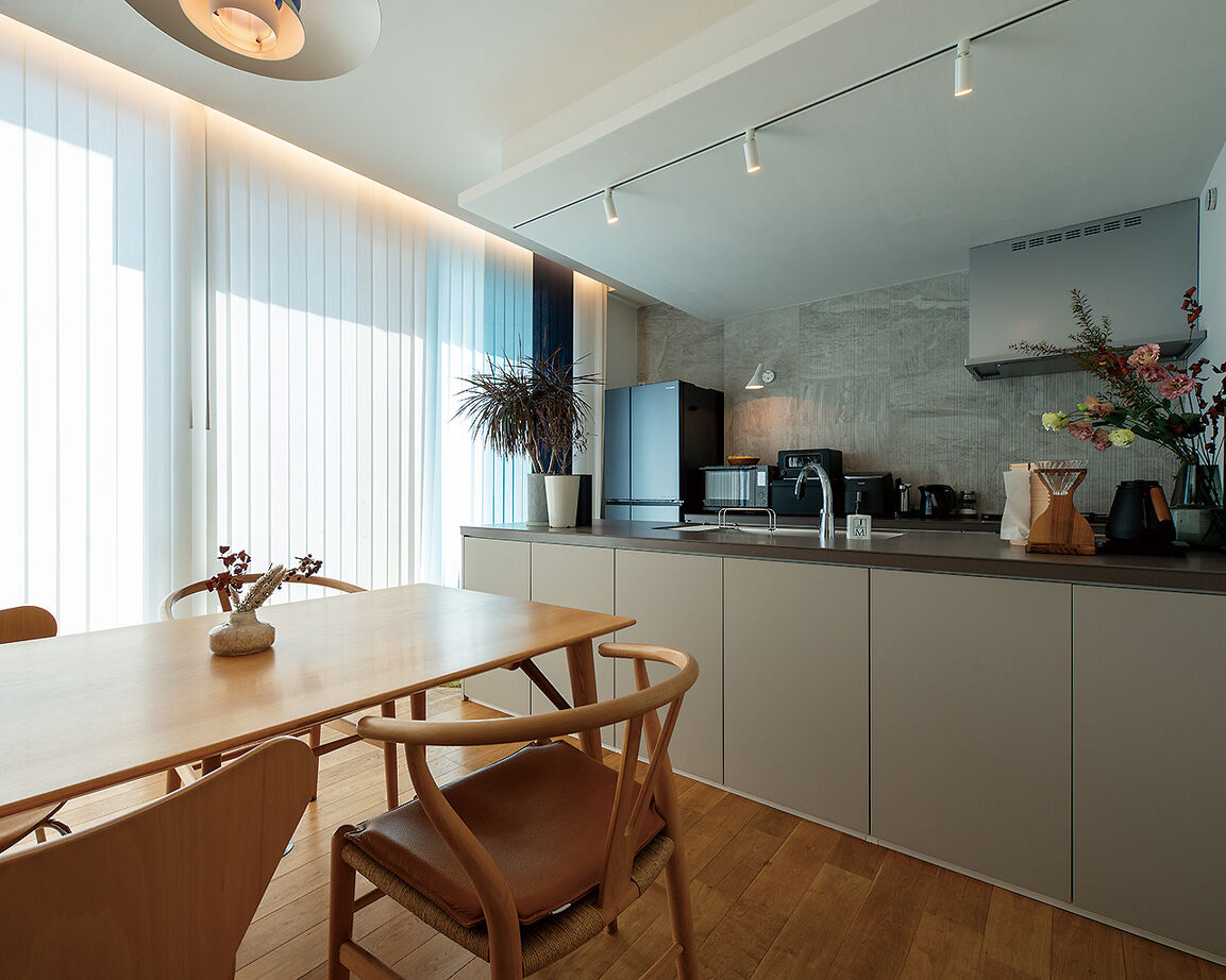 オモシロ設計集団　ecomo（エコモ） 【平屋｜27.3坪｜サウナ｜間取り】働く、暮らす。オンとオフを軽やかに切り替えて暮らしを整えるの建築実例画像2