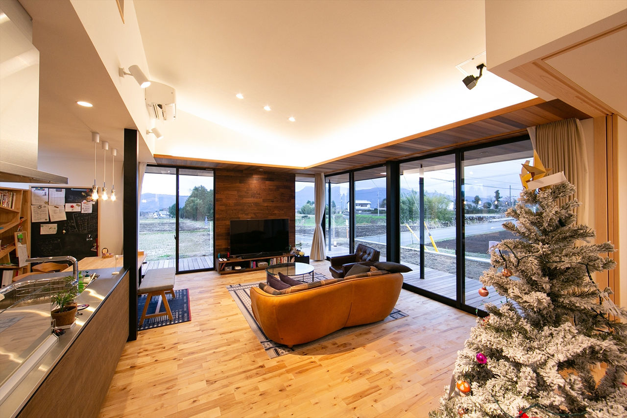 TENアーキテクツ一級建築士事務所 【建築士と建てた家＋平屋＋インナーガレージ】憧れの無垢材で建てた、土地の傾斜を活かした眺めのよい平屋の建築実例画像2