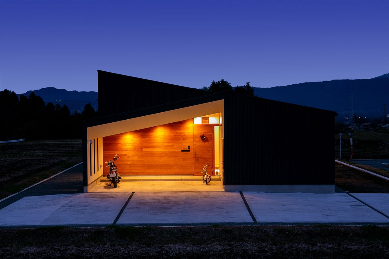 TENアーキテクツ一級建築士事務所 【建築士と建てた家＋平屋＋インナーガレージ】憧れの無垢材で建てた、土地の傾斜を活かした眺めのよい平屋の建築実例画像3