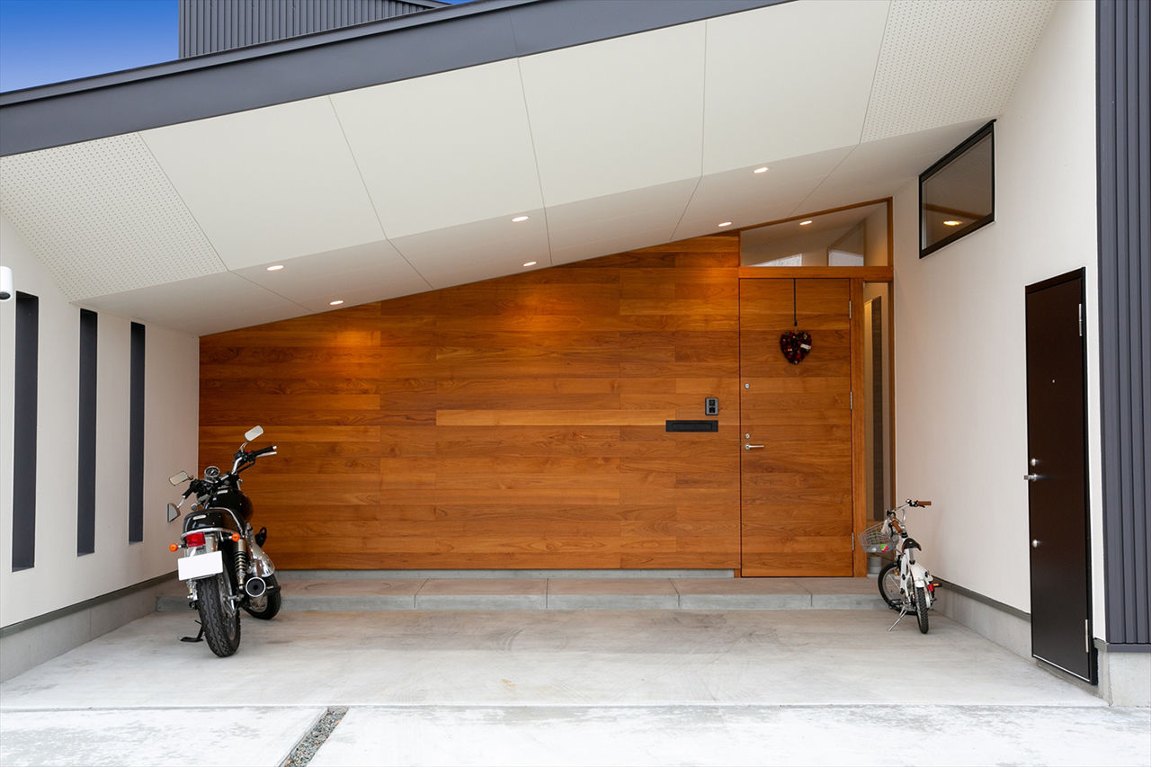 TENアーキテクツ一級建築士事務所 【建築士と建てた家＋平屋＋インナーガレージ】憧れの無垢材で建てた、土地の傾斜を活かした眺めのよい平屋の建築実例画像4