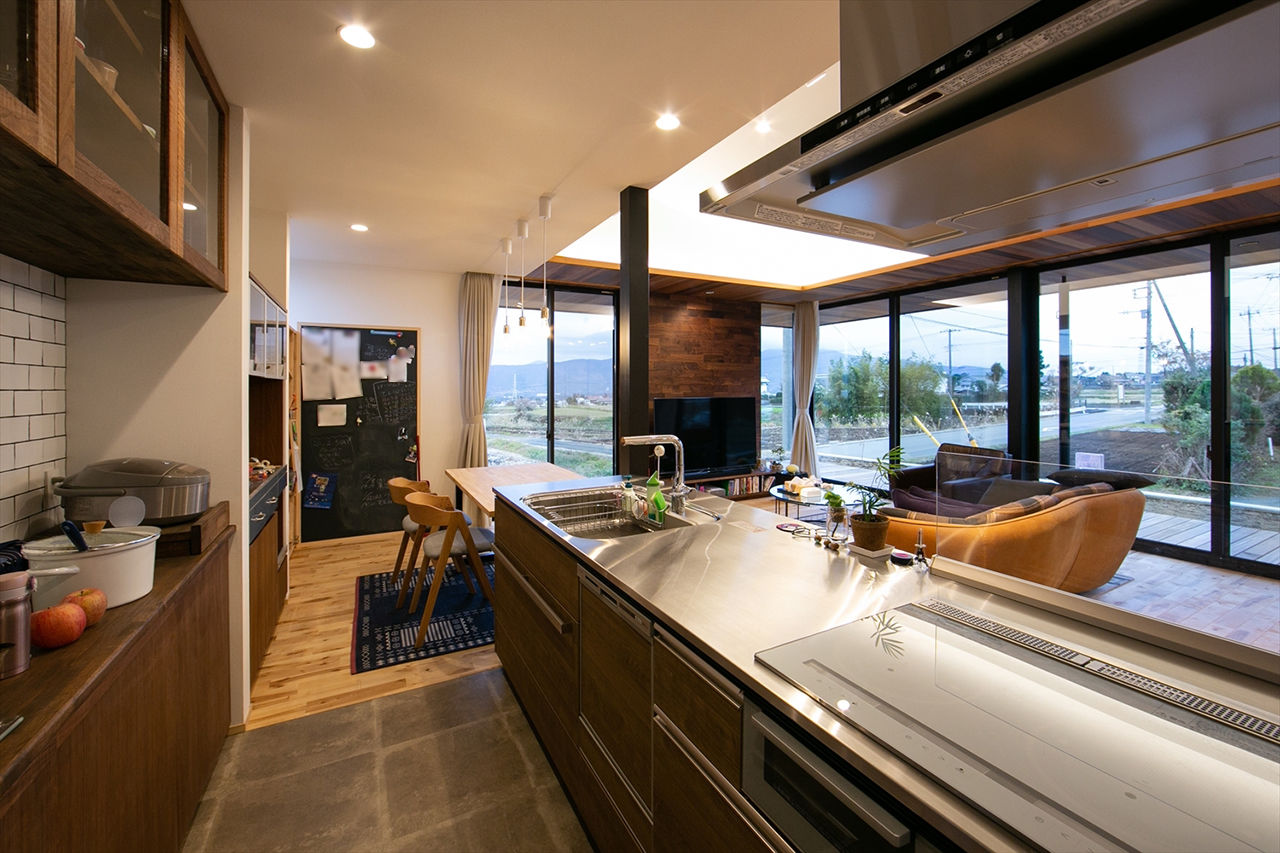 TENアーキテクツ一級建築士事務所 【建築士と建てた家＋平屋＋インナーガレージ】憧れの無垢材で建てた、土地の傾斜を活かした眺めのよい平屋の建築実例画像5