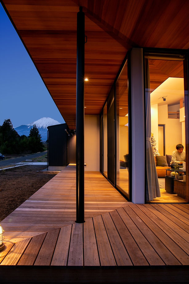 TENアーキテクツ一級建築士事務所 【建築士と建てた家＋平屋＋インナーガレージ】憧れの無垢材で建てた、土地の傾斜を活かした眺めのよい平屋の建築実例画像7