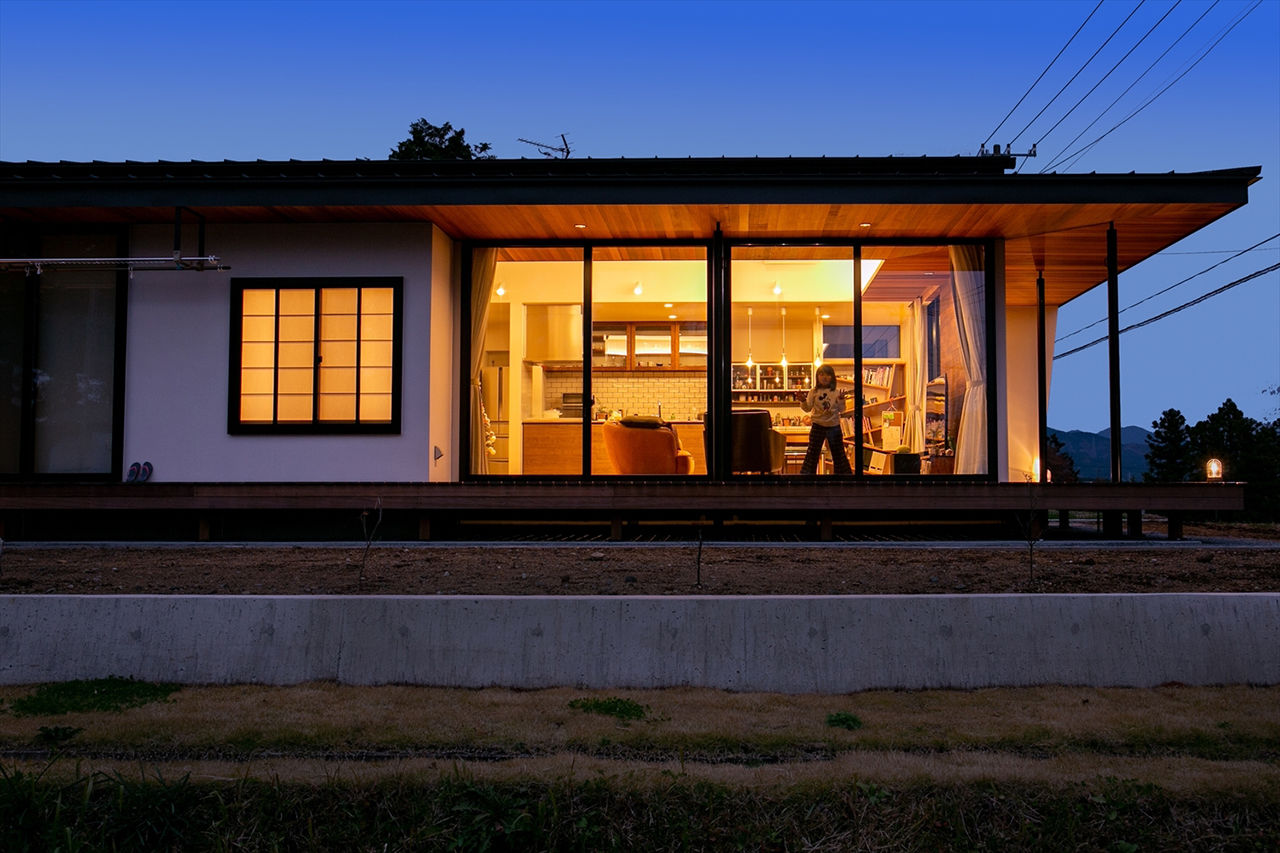 TENアーキテクツ一級建築士事務所 【建築士と建てた家＋平屋＋インナーガレージ】憧れの無垢材で建てた、土地の傾斜を活かした眺めのよい平屋の建築実例画像8