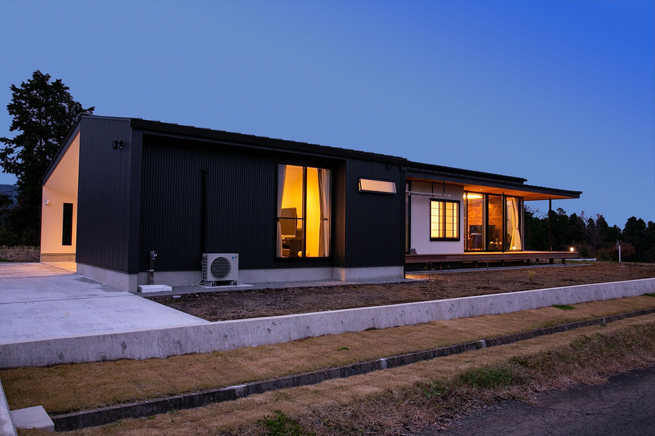 TENアーキテクツ一級建築士事務所 【建築士と建てた家＋平屋＋インナーガレージ】憧れの無垢材で建てた、土地の傾斜を活かした眺めのよい平屋の建築実例画像9