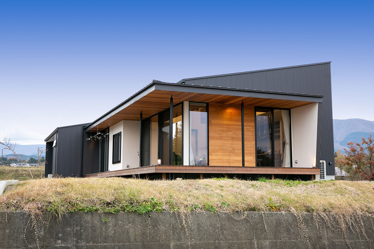 TENアーキテクツ一級建築士事務所 【建築士と建てた家＋平屋＋インナーガレージ】憧れの無垢材で建てた、土地の傾斜を活かした眺めのよい平屋の建築実例画像10