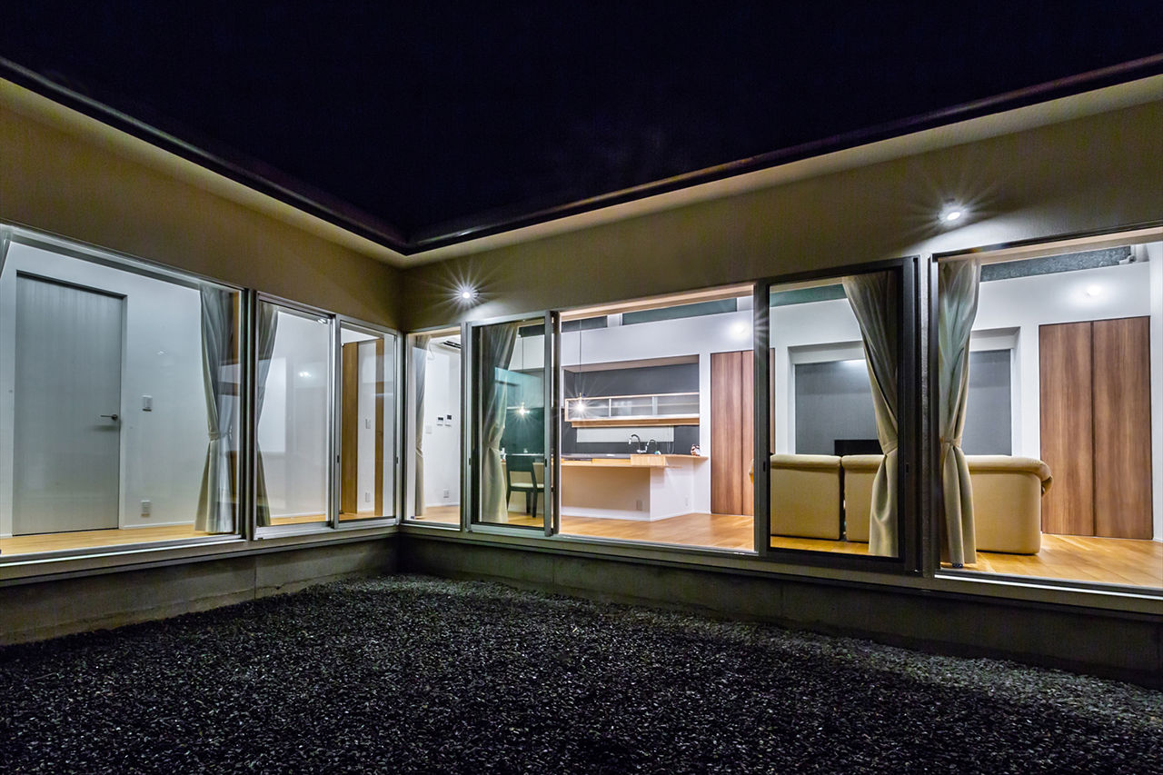 TENアーキテクツ一級建築士事務所 【建築士と建てた家×平屋×中庭】中庭をロの字のように囲んで周囲からの視線をカットする3LDK・約30坪の平屋の建築実例画像2