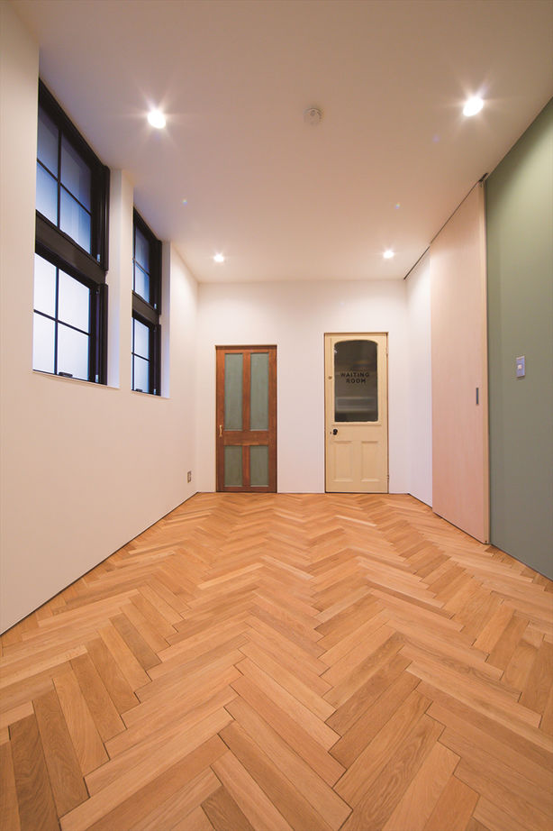 TENアーキテクツ一級建築士事務所 【建築士と建てた家×店舗併用×大開口×土間】写真スタジオを併設した大開口のパノラマウインドウのある家の建築実例画像9