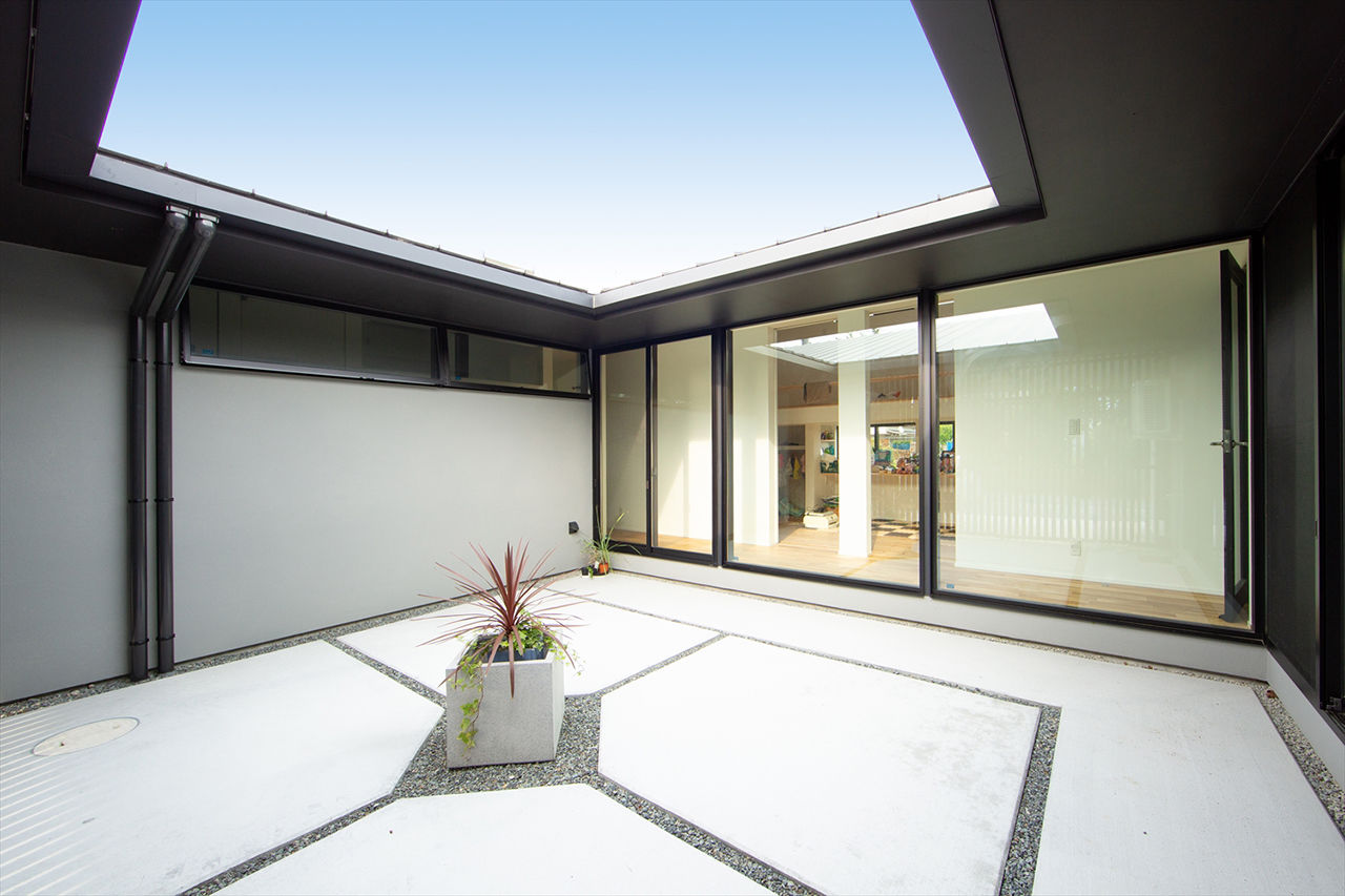 TENアーキテクツ一級建築士事務所 【建築士と建てた家×平屋×インナーガレージ×店舗併用】「ミュージアムみたい」と道行く人が二度見する家の建築実例画像2