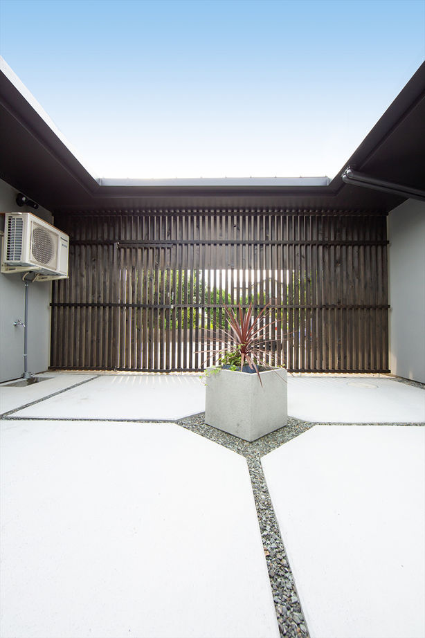 TENアーキテクツ一級建築士事務所 【建築士と建てた家×平屋×インナーガレージ×店舗併用】「ミュージアムみたい」と道行く人が二度見する家の建築実例画像8