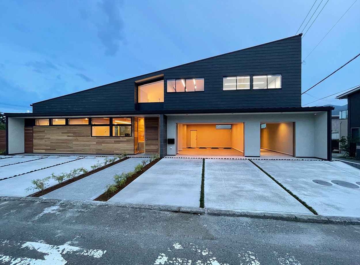 TENアーキテクツ一級建築士事務所 【建築士と建てた家＋インナーガレージ＋自然素材＋吹き抜け】全面ガラス窓で外とつながる傾斜屋根の家の建築実例画像3