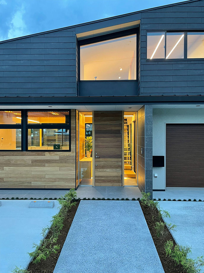 TENアーキテクツ一級建築士事務所 【建築士と建てた家＋インナーガレージ＋自然素材＋吹き抜け】全面ガラス窓で外とつながる傾斜屋根の家の建築実例画像4