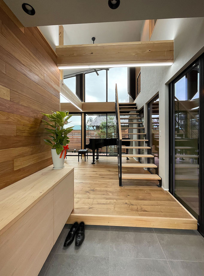 TENアーキテクツ一級建築士事務所 【建築士と建てた家＋インナーガレージ＋自然素材＋吹き抜け】全面ガラス窓で外とつながる傾斜屋根の家の建築実例画像5