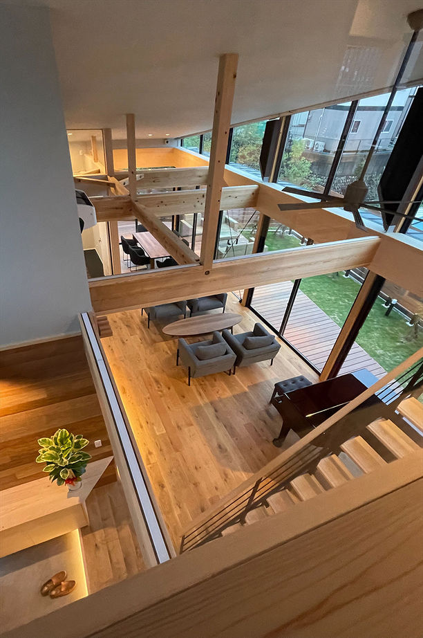 TENアーキテクツ一級建築士事務所 【建築士と建てた家＋インナーガレージ＋自然素材＋吹き抜け】全面ガラス窓で外とつながる傾斜屋根の家の建築実例画像6
