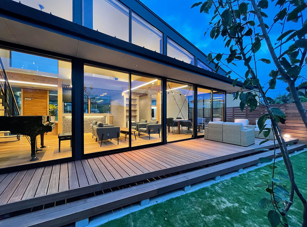 TENアーキテクツ一級建築士事務所 【建築士と建てた家＋インナーガレージ＋自然素材＋吹き抜け】全面ガラス窓で外とつながる傾斜屋根の家の建築実例画像7