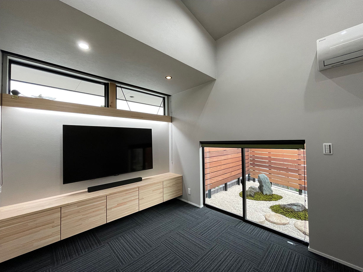 TENアーキテクツ一級建築士事務所 【建築士と建てた家＋インナーガレージ＋自然素材＋吹き抜け】全面ガラス窓で外とつながる傾斜屋根の家の建築実例画像8