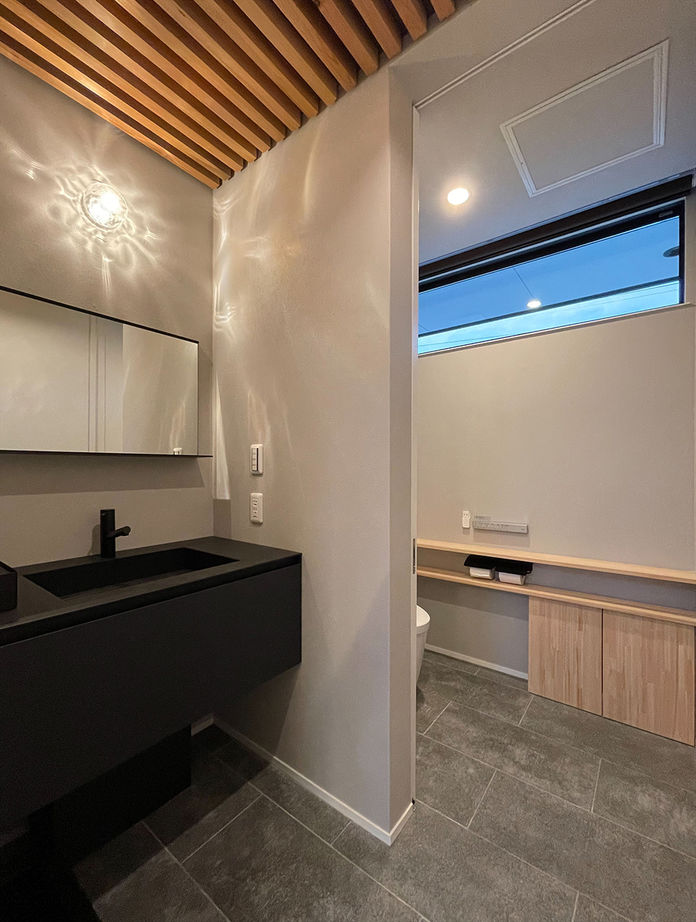 TENアーキテクツ一級建築士事務所 【建築士と建てた家＋インナーガレージ＋自然素材＋吹き抜け】全面ガラス窓で外とつながる傾斜屋根の家の建築実例画像9