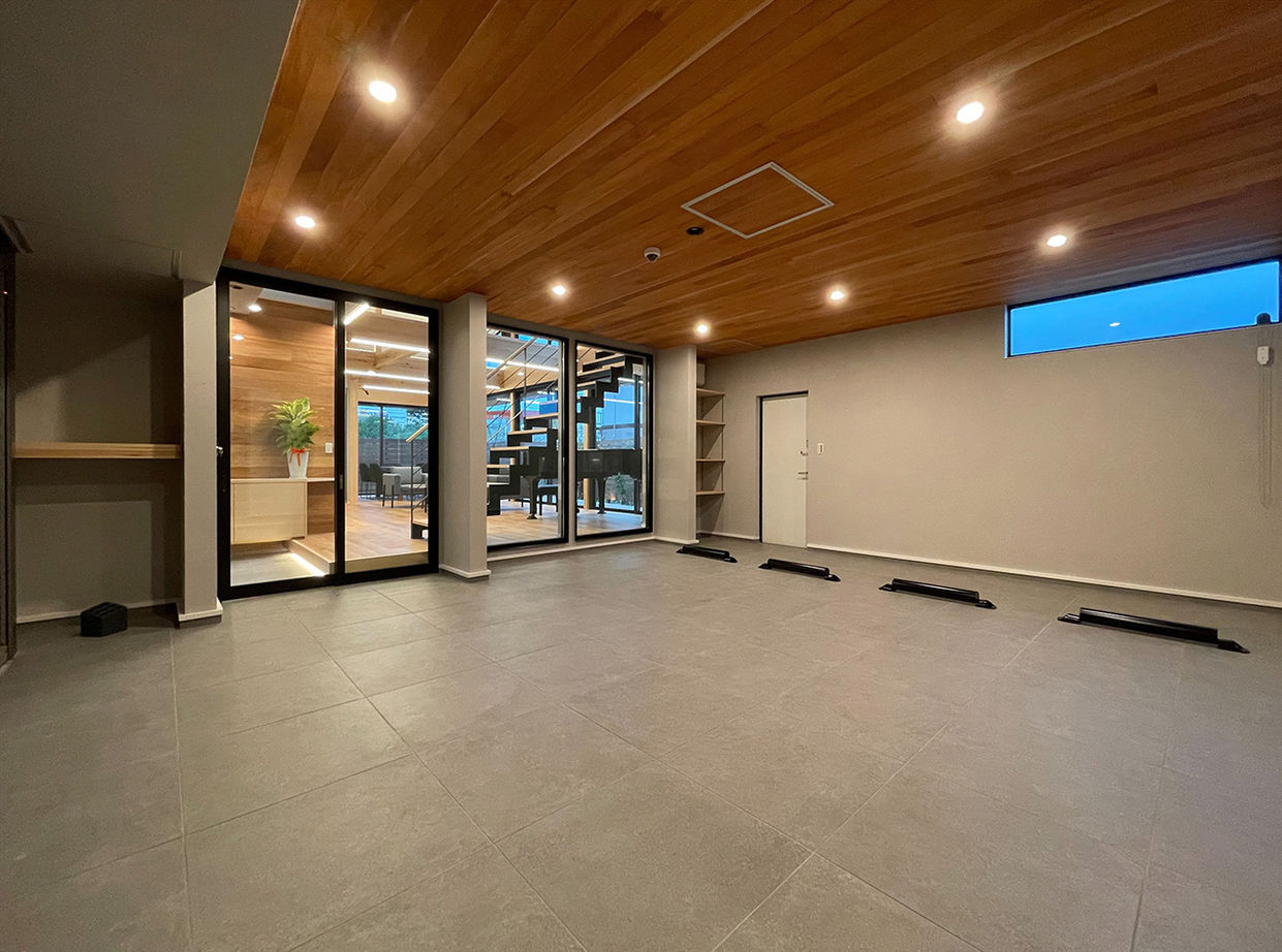 TENアーキテクツ一級建築士事務所 【建築士と建てた家＋インナーガレージ＋自然素材＋吹き抜け】全面ガラス窓で外とつながる傾斜屋根の家の建築実例画像10