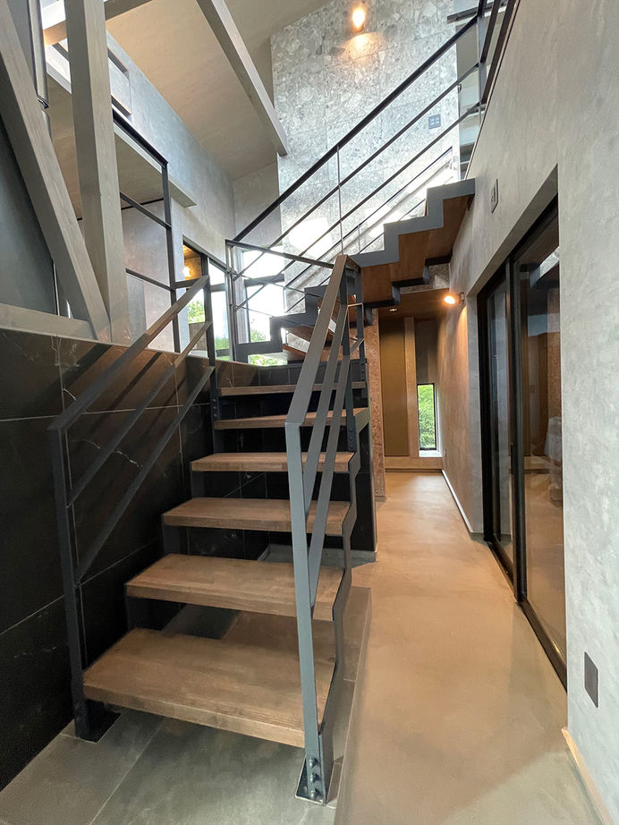 TENアーキテクツ一級建築士事務所 【建築士と建てた家＋インナーガレージ＋スキップフロア】高低差をデザインに活かしたアート作品のような家の建築実例画像2