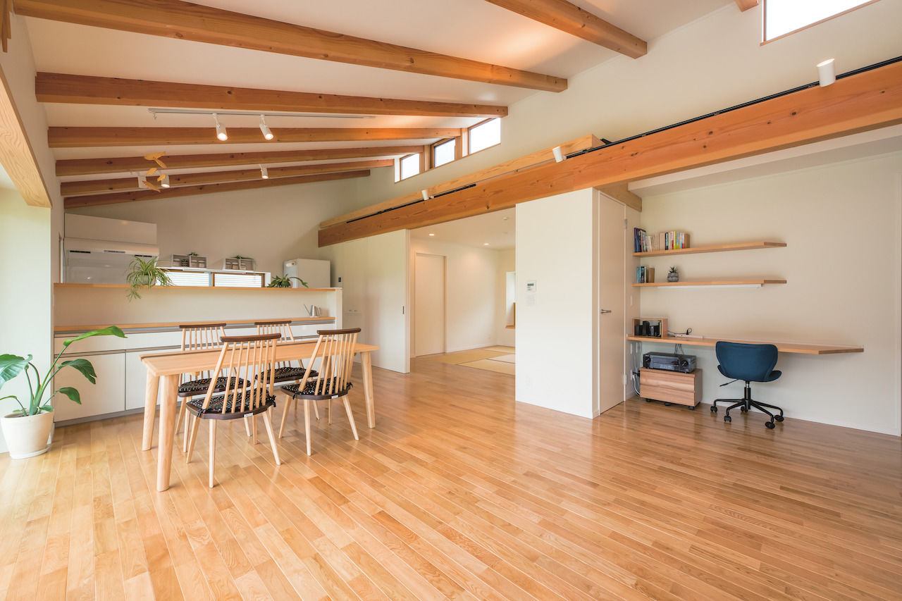 三上建設 【1500～2000万円|20坪台】リビングからウッドデッキへと繋がる開放感が魅力的 バリアフリーな平屋の住まいの建築実例画像2