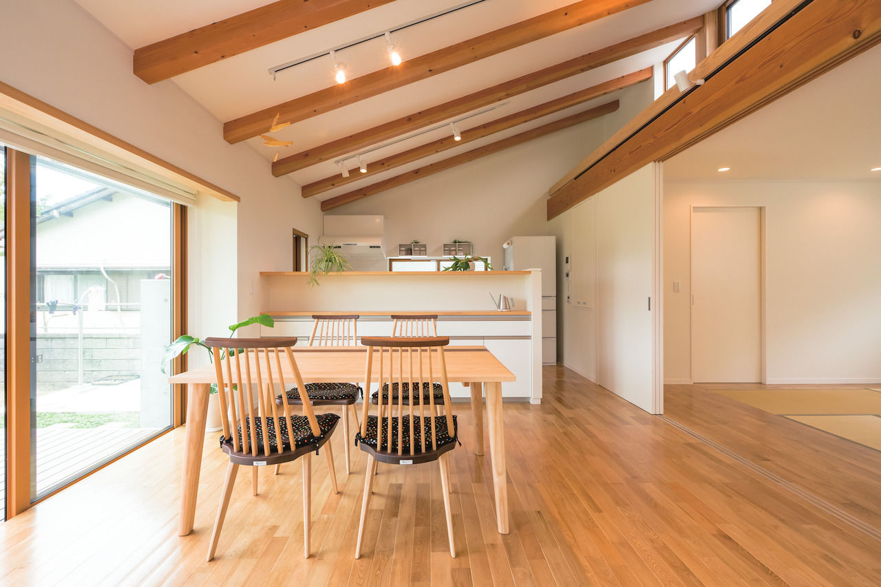 三上建設 【1500～2000万円|20坪台】リビングからウッドデッキへと繋がる開放感が魅力的 バリアフリーな平屋の住まいの建築実例画像3