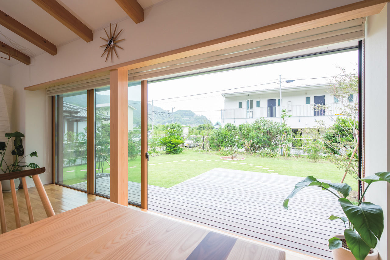 三上建設 【1500～2000万円|20坪台】リビングからウッドデッキへと繋がる開放感が魅力的 バリアフリーな平屋の住まいの建築実例画像4