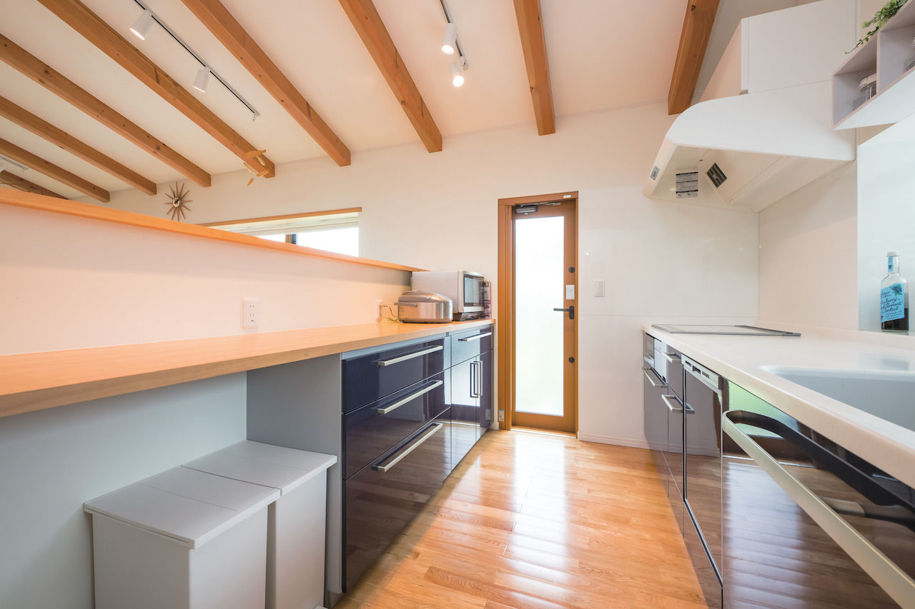 三上建設 【1500～2000万円|20坪台】リビングからウッドデッキへと繋がる開放感が魅力的 バリアフリーな平屋の住まいの建築実例画像6