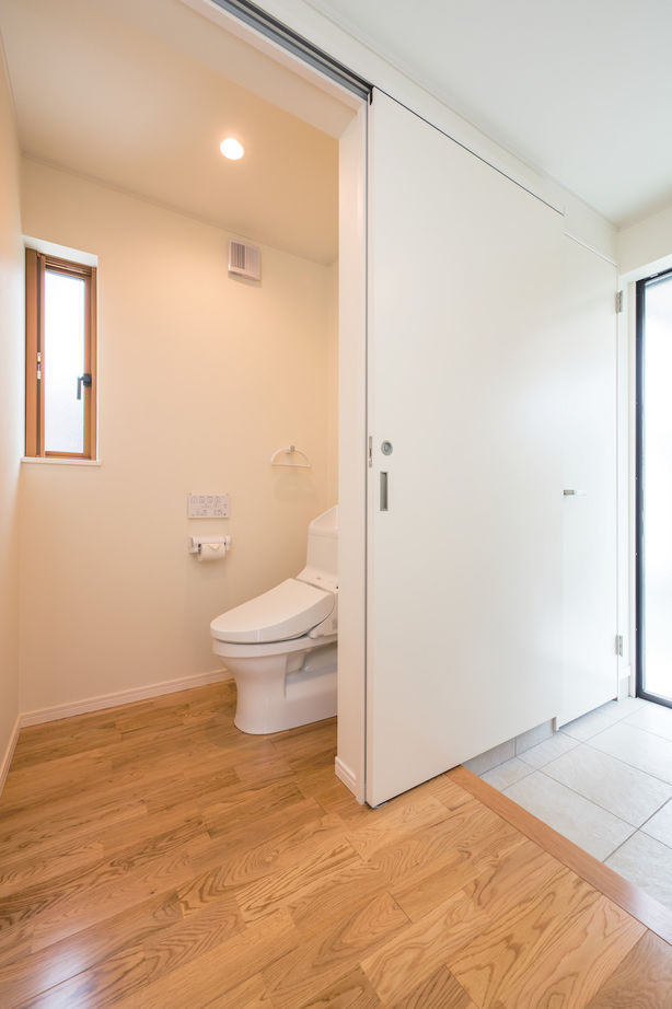 三上建設 【1500～2000万円|20坪台】リビングからウッドデッキへと繋がる開放感が魅力的 バリアフリーな平屋の住まいの建築実例画像9