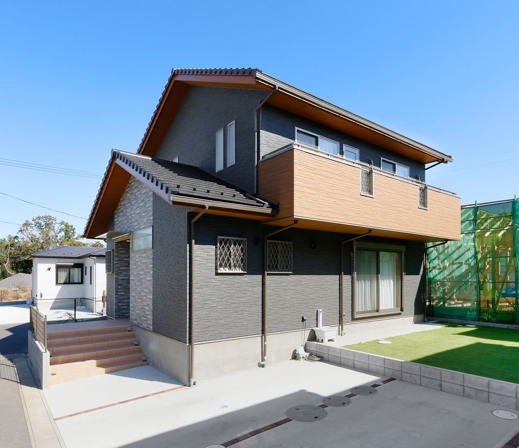 三上建設 【2000万円台|30坪台|間取り図有】シックな本格和室を備えた、収納力抜群の住まいの建築実例画像2