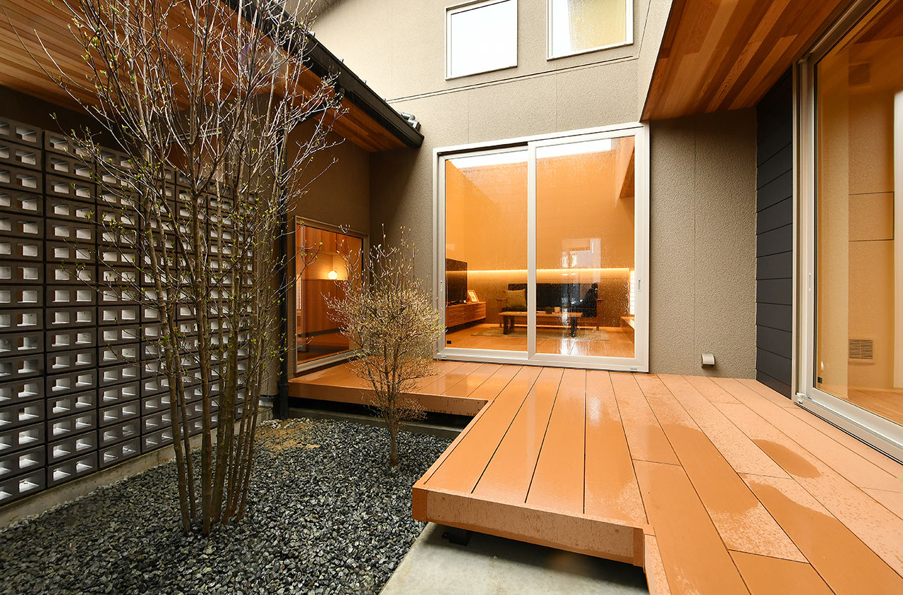 北新建工 【3000万円台｜射水市】趣ある中庭を室内から望む。威風堂々とした和モダン住宅で、心地いい毎日をの建築実例画像2