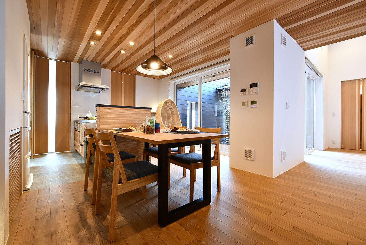 北新建工 【3000万円台｜射水市】趣ある中庭を室内から望む。威風堂々とした和モダン住宅で、心地いい毎日をの建築実例画像3